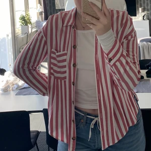 Randig Skjorta - Röd-vit randig skjorta från hollister. Använd, men i nyskick. 