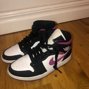 JORDANS STRL 38 NYSKICK - Säljer mina jordans. Använt ca 3 ggr. KNAPPT CREASADE. Köpta på zalando, kvitto och box tillkommer! 