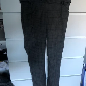 kostymbyxor mango  - ett par lågmidjade kostymbyxor som jag aldrig använda, köpte på sellpy