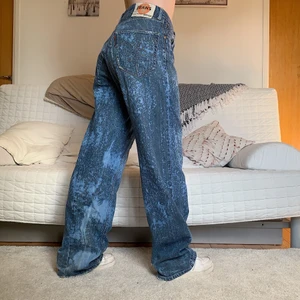 Japanska Jeans - Säljer dessa baggy jeans från ett japanskt märke med coola detaljer på bakfickorna i storlek W34, 85cm midja, 87cm innerbenslängd! Jag på bilderna är 172cm lång och brukar ha storlek 38/W28/S-M❤️ Obs! Ett litet hål längst ner vid höger häl, syns på bild 3✨