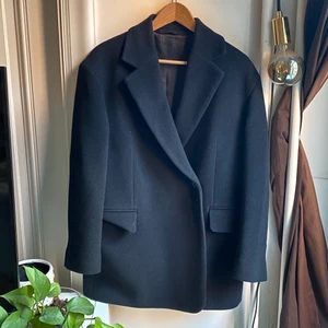 &otherstories doublebreasted svart kavaj - Tjockare kavaj perfekt nu till höstvinter och som jacka när det blir varmare. Använd en gång, inte min stil. Nypris 1750. Köpare står för frakt. 