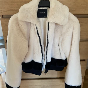 Fejk pälsjacka   - I mycket bra skick. Jackan är i strl S och är mycket varm o gosig!🐻🐻🤍. Betalning via swish