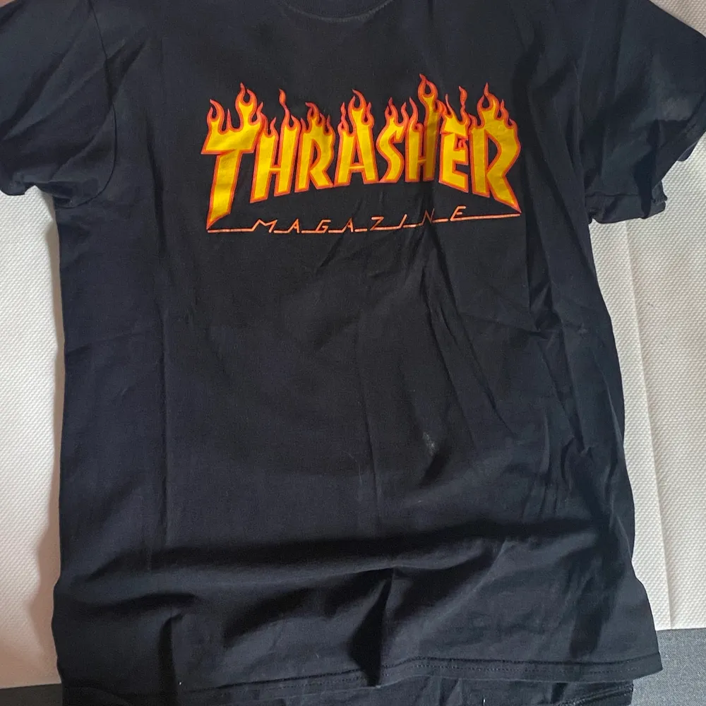 Säljer min snygga trasher t shirt för att den inte kommer till användning. Använd få gånger och är storlek M. Köpt för 450 från Junkyard och säljs för 200 plus frakt. Priset går att diskutera . T-shirts.