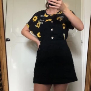 Hängselkjol - Snygg hängselkjol i svart jeansmaterial. 