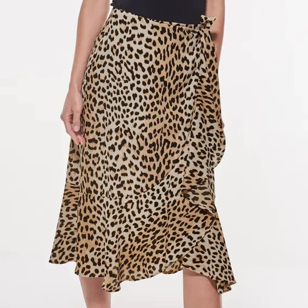 Skit fin leopard kjol ifrån Gina tricot i nyskick!!. Kjolar.