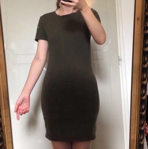 Klänning - Olivgrön bodycon klänning. Väldigt enkel och skön