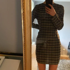 Rutig höstklänning - Den perfekta rutiga höstklänningen med grön/grå,blå, svarta rutor. Så fin att ha som den är med strumpbyxor eller med en stickad tröja över så att det ser ut som en kjol. Klänningen är köpt på Hm i storlek 42, men är väldigt liten i storleken så den passar mig som vanligtvis har S. 