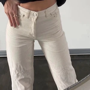 vita manchester byxor - vita manchester byxor i bra skick från monki. Pris kan diskuteras vid snabb affär💖 stora i storleken! (första bilden är lånad)
