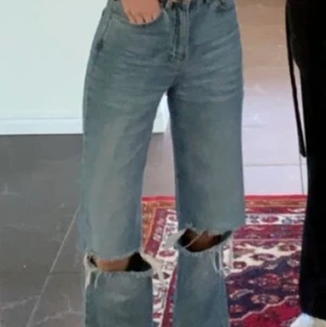 Jeans Stradivarius  - Säljer dessa superfina hål jeans från stradivarius! Säljer pga de blivit förstora! De är i storlek 34, men de liknar mer 36! De går över skorna och passformen är superbra! Säljer för 100kr + frakt 79kr!! Skriv om du har några frågor!🤗💘