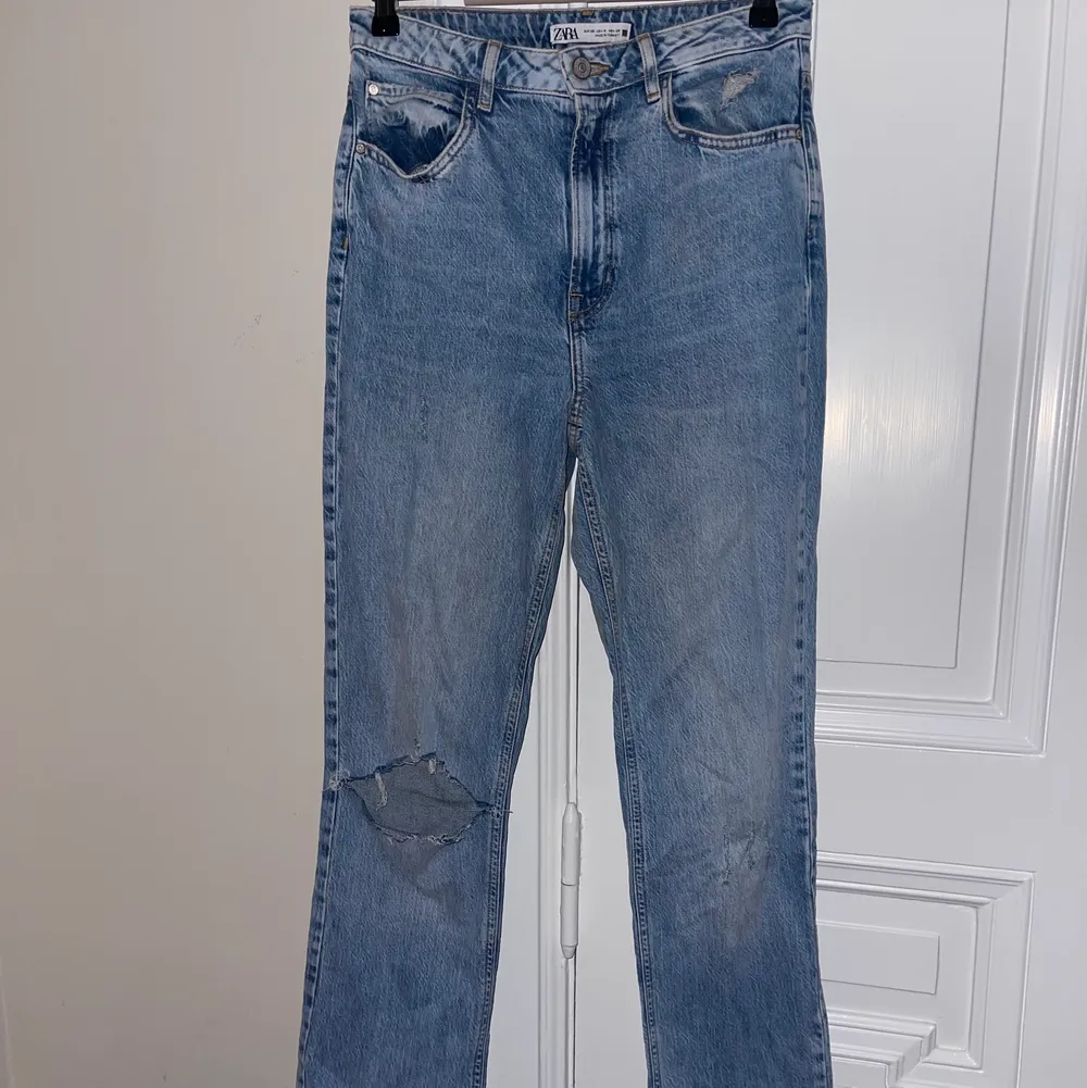 Assnygga jeans med slits och hål på en knät från Zara. Köpta i augusti och har inte använts. I storlek 38. Så sköna och snygga, särskilt med slitsen. Nypris 369kr. Kan frakta eller mötas upp i Hbg! 💕. Jeans & Byxor.
