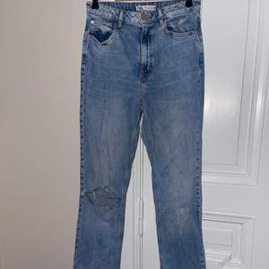 Assnygga jeans med slits och hål på en knät från Zara. Köpta i augusti och har inte använts. I storlek 38. Så sköna och snygga, särskilt med slitsen. Nypris 369kr. Kan frakta eller mötas upp i Hbg! 💕