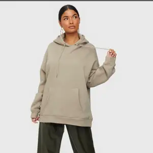 Snygg oversized beige hoodie från Nelly☺️ Storleken på tröjan är xs men av att den är oversized så skulle den passa s/m🤍för fler bilder så kan jag skicka privat🤍🤍