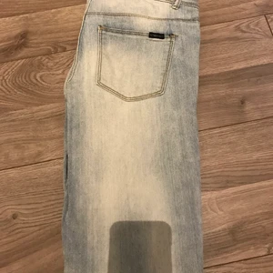 Jeans  - Ljusa jeans från Only i strl 27/32. Använda ett par gånger. Köparen står för eventuell frakt. 