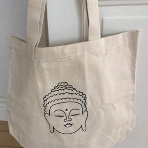 Buddha tyg väska, helt ny aldrig använd 100 % canvas tyg. Väskan är slitstark och tjockare i tyget. 