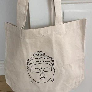 Buddha tyg väska - Buddha tyg väska, helt ny aldrig använd 100 % canvas tyg. Väskan är slitstark och tjockare i tyget. 