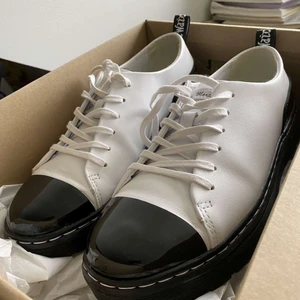 Dr martens - Säljer ett par loafera från Dr Martins. Väldigt unik modell och svåra att få tag på. helt felfria och aldrig använda. Strl 39 men passar även 40 . unisex