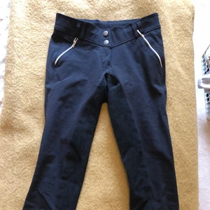 Svarta ridbyxor - Svarta ridbyxor från crw. Storlek 36. Ganska små i storleken. Köpta på Hööks. Använda ett fåtal gånger.