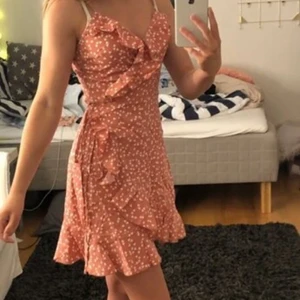 Hjärt klänning  - Väldigt fin klänning som passar till de mesta. Säljer pågrund av att den inte kommit till användning 💘