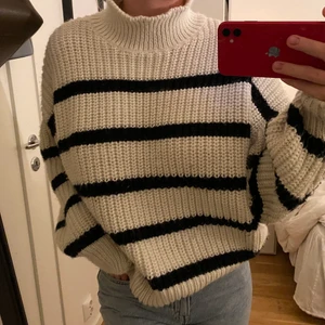 Randig stickad tröja - Stickad tröja från hm i storlek L, har i vanliga fall s-m men ville ha denna oversized💖