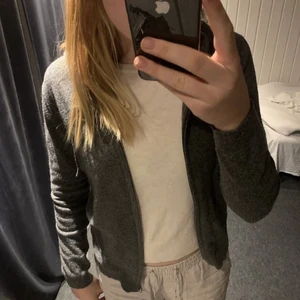 Stickad zip hoodie  - Jättefin slutsåld stickad zip hoodie som inte kommit till användning. St s men skulle säga att den passar xs och m också❤️ köpte för ca 900kr och säljer nu för 500 eller buda ❌600❌ köp direkt för 800kr. ❤️