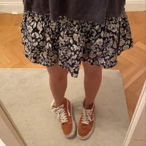 Jätte fin mönstrad mini-kjol från Zara i strl xs (passar även s) . Resor i midjan, medelhög midja. Jätte bra skick! Men