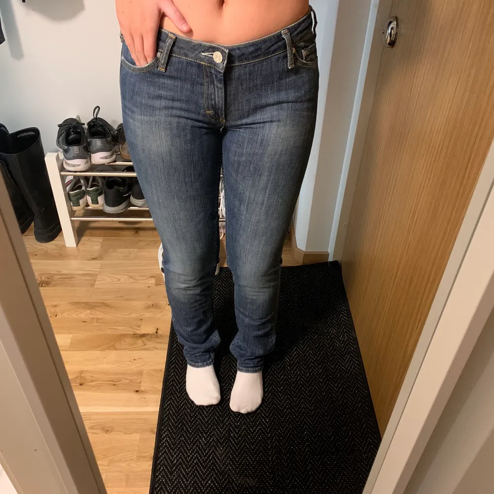 Säljer mina lågmidjade jeans från acne. Fint skick men tyvärr lite för små för mig. Jag är vanligtvis storlek 36/38 och är 167 lång. . Jeans & Byxor.