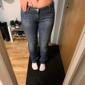 Säljer mina lågmidjade jeans från acne. Fint skick men tyvärr lite för små för mig. Jag är vanligtvis storlek 36/38 och är 167 lång. 