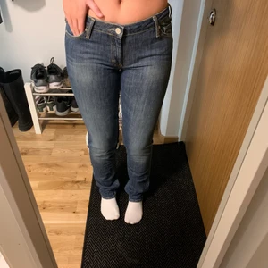 Acne Lågmidjade Jeans  - Säljer mina lågmidjade jeans från acne. Fint skick men tyvärr lite för små för mig. Jag är vanligtvis storlek 36/38 och är 167 lång. 