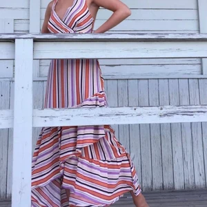 carin wester klänning  - såå fin! köpt här på plick men för liten på mej tyvärr. lånad första bild. ett litet hål på sidan vid dragkedjan som ni kan se på sista bilden, men inget man inte kan laga. tänk denna när man ska ströva omkring i en storstad på en sommarkväll! DRÖM. 