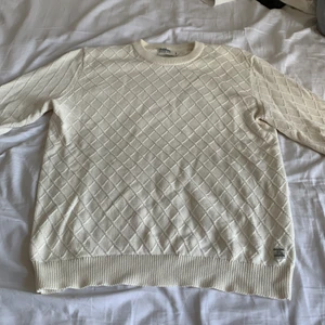 Dobber Vit stickad tröja  - Säljer min vita stickad tröja från dobber i storlek Large använd en gång 