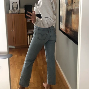 Levi’s jeans  - Ett par superfina jeans från Levi’s, i jättebra skick! Jag är 170 cm så ni ser hur dem sitter på mig. Köparen står för frakten, buda på😇😇🤗 