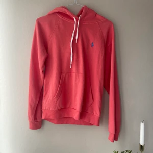 Ralp lauren hoodie  - Säljer denna korallfärgade hoodien från Ralph lauren som nästan är oanvänd. Pris: 150 + frakt! 💕