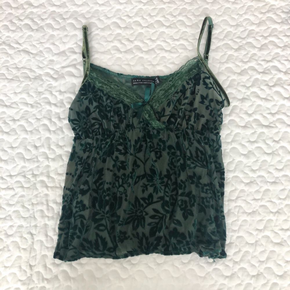 Grön mesh topp från zara med söta detaljer, storlek m (stretchig så passar xs-m). 150kr + frakt 🌜. Toppar.