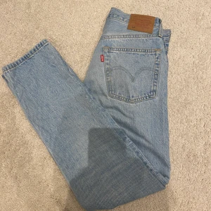 Levis 501 - Ska sälja mina sjukt snygga Levis jeans då dom tyvärr är försmå för mig. Dom sitter jättesnyggt runt både ben och rumpa och är lågmidjade. Skjut najs jenas. Dom är i storlek W26 L 28. Då dom är försmå för mig har jag tyvärr ingen bild på hur dom sitter på men dom ser likadana ut som andra likadana jenas från Levis. Inköpta för 1200 säljer för 500. Om fler intresserade blir det budgivning. 