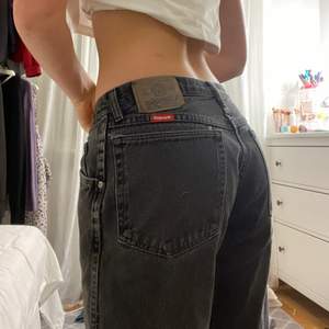 Lågmidjade jeans från wrangler, storlek 36,34. Långa på mig som är 165. 250 inkl frakt