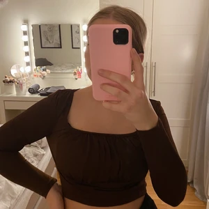 Brun topp - Super fin brun topp. Super bra kvalité och i ett super skick! Fick hem den idag men tyvärr inte min stil så därför säljer jag den. 65kr + frakt🤎🙌🏼❤️‍🔥 (ljuset som reflekteras på tröjan , ingen fläck!!)