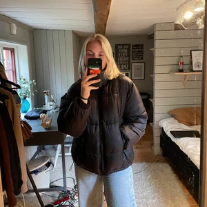 Pufferjacket  - Säljer min pufferjacket från weekday pga jag köpt en ny🤎 storlek XS men sitter som en S, fint skick!