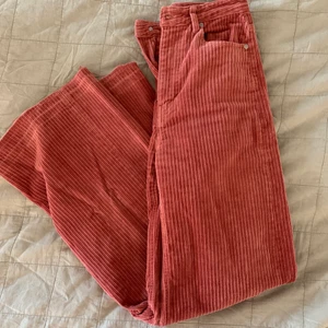 Utsvängda manchesterbyxor  - Rosa manchesterbyxor i skitsnygg passform. Köpta på weekday för typ 3 år sen! Frakt på 62 eller så möts vi på söder!! ❤️‍🔥