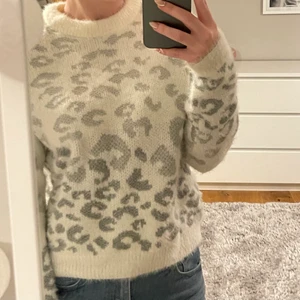 Stickad tröja fr & other stories  - Säljer min oanvända tröja från & other stories i Leo mönster. Tröjan är stor i storleken och passar mig som är 36/38. Köparen står för frakten❤️ 