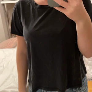 T-shirt monki - Säljer min monki t-shirt som är i bra skick. Köparen står för frakten. Kontakta mig för fler bilder💗