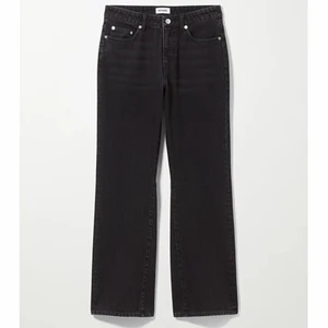 Mid Rise weekday jeans  - Säljer dessa skitsnygga svarta jeans från weekday! De är i storlek 24, och säljer för att dom tyvärr är för stora! Super snygga verkligen och använda fåtal gånger💗 skriv privat för fler bilder! Många intereserade blir det budgivning🥰 nypris: 500