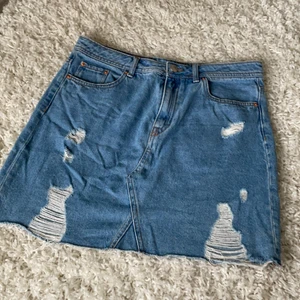 Ljus blå Kjol  - En ljus blå kjol i jättefint skick, kommer inte till användning 