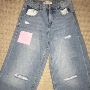 Sex sjyssta jeans strl 152 (10-12 år) - Säljer 6 par jeans i bra skick köpta i våras.           4 par Zarajeans numrerade 1-4,                           1 par River Island,                                                   1 par Lab Industries.                                                            Nyprisvärde 1600kr och säljes paketpris för 500 kr. Ett par säljes för 120 kr