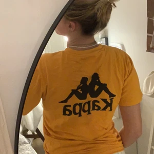 Kappa tröja - Säljer en orange kappa tröja i storlek S, säljer vidare då jag rensar ut min garderob🧡