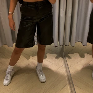 Svarta skin shorts - Weekday skin shorts.🖤 dem har gått upp lite i sömmen där bak men inget som syns och går att fixa och sy. Använda 1 gång bara och säljer dem biligare än vad jag köpte dem för då sömmen har gått upp<3