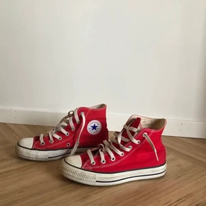 Converse röda - Säljer då jag ej använder, köpare står för frakt