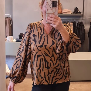 Mönstrad blus med puff/ballongärm - Cool mönstrad blus från danska Neo Noir storlek S, men passar också en M. Felfri. 