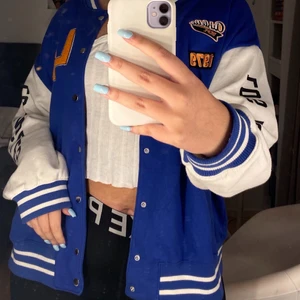 Baseball jacka  - Intressekoll på min älskade baseball jacka från H&m. Slutsåld på hela hemsidan, köpt i somras men i väldigt bra skick. Skulle säga att den passar alla beroende på hur man vill ha passformen. Jag är en M. Buda privat💕💕