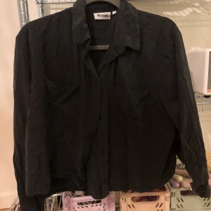 Skjorta weekday  - Jättefin kortare skjorta från weekday