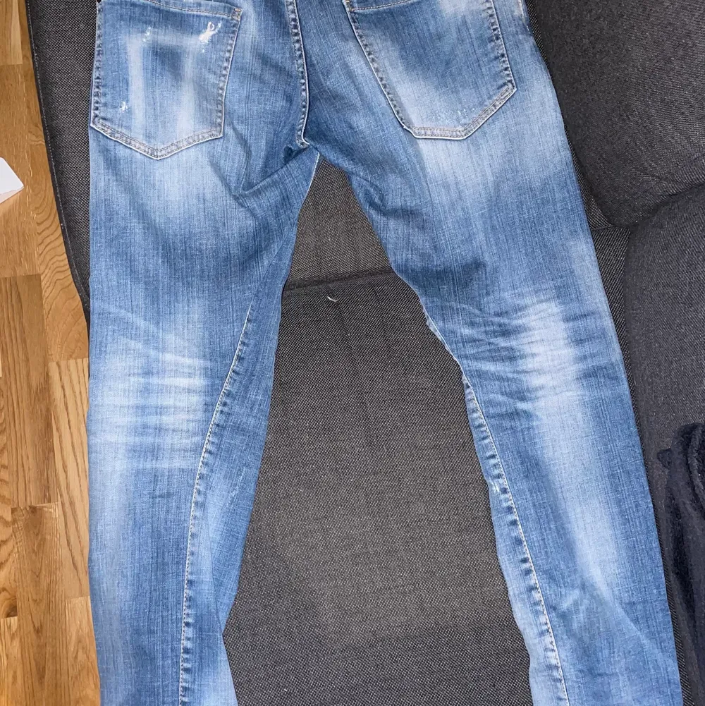 Dsquared2 Denim Jeans italiensk storlek liten 48. BRA cond, använda ca 3 gånger. NYPRIS: 6000 SEK. Jeans & Byxor.